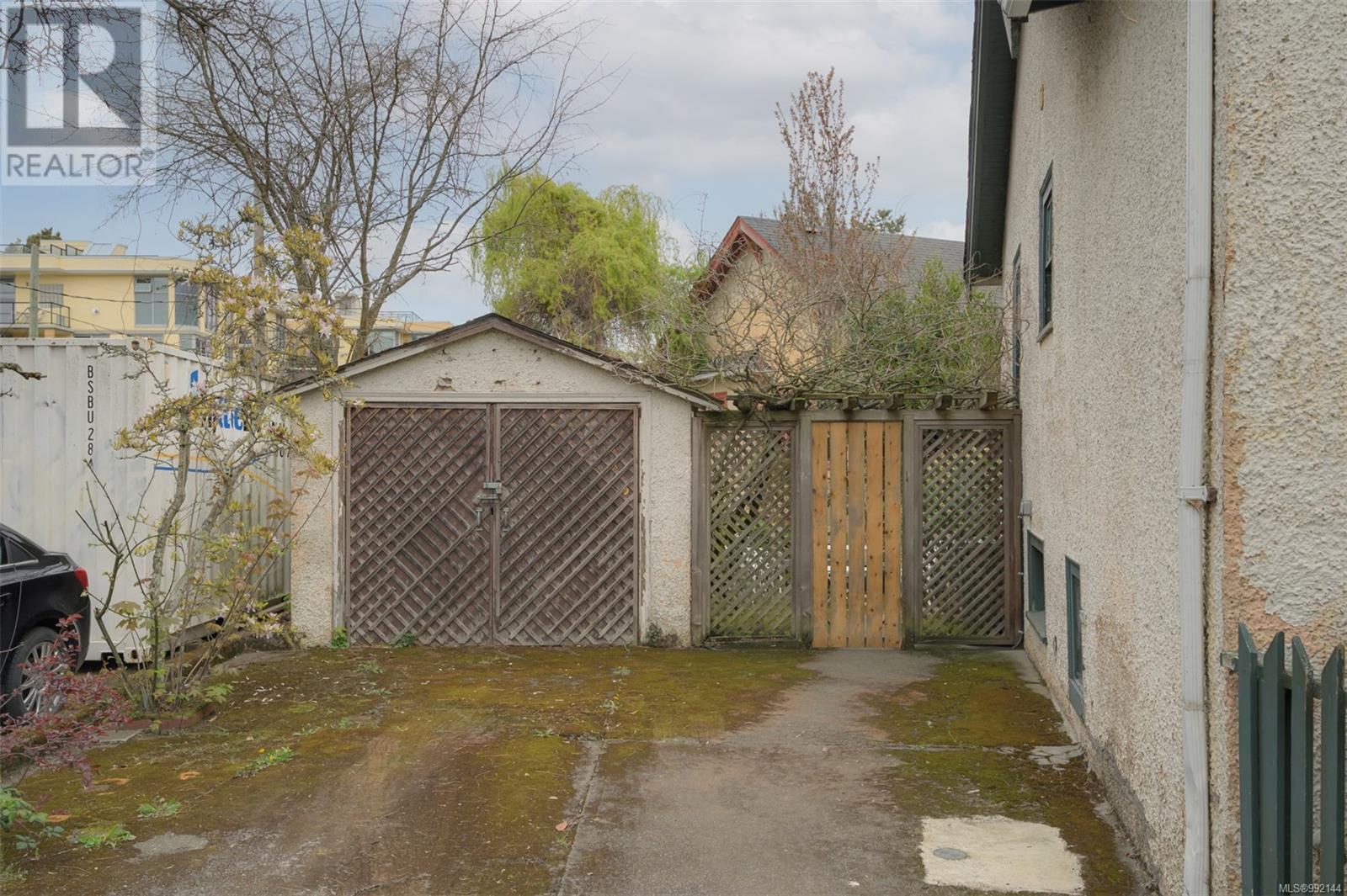516 SIMCOE ST - Image 17