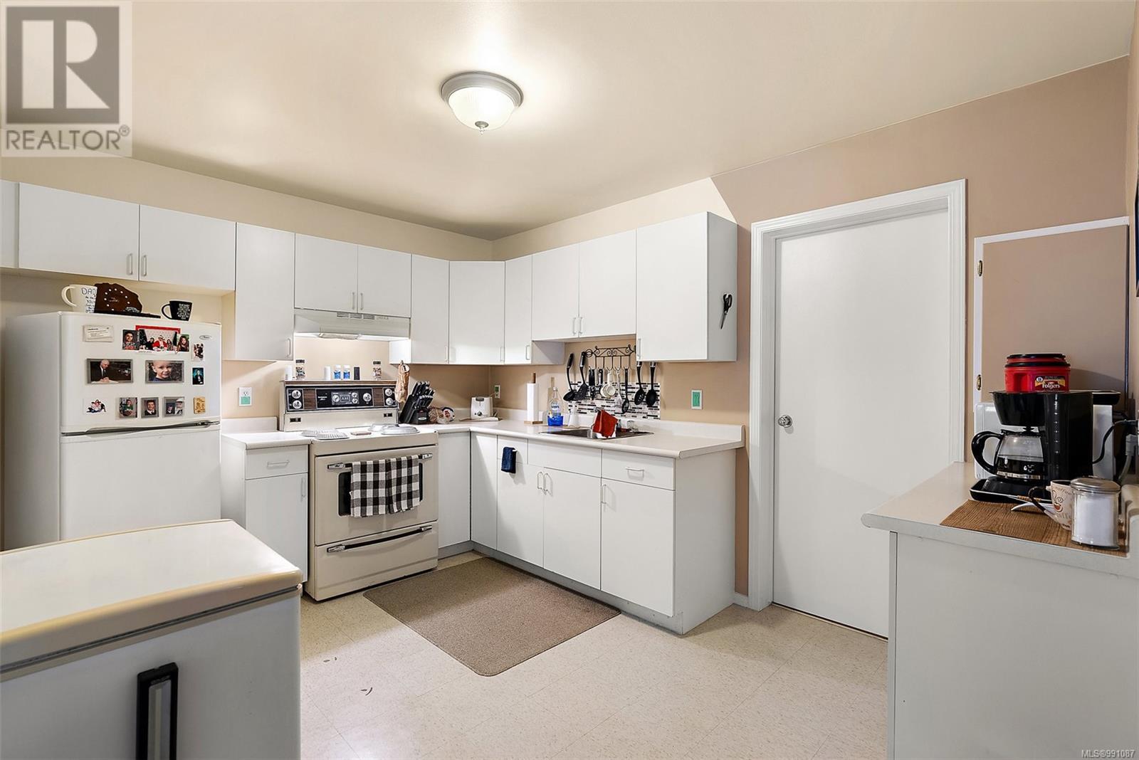 2645 Selwyn Rd, Langford real estate listing 991087