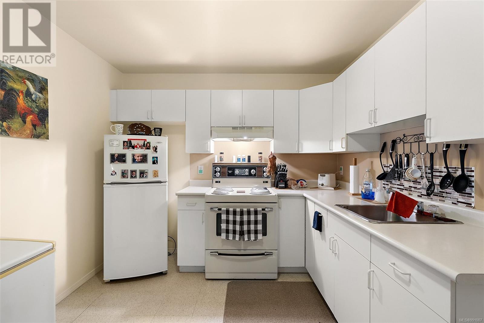 2645 Selwyn Rd, Langford real estate listing 991087