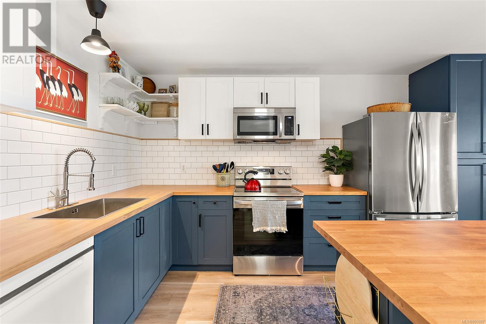 2645 Selwyn Rd, Langford real estate listing 991087
