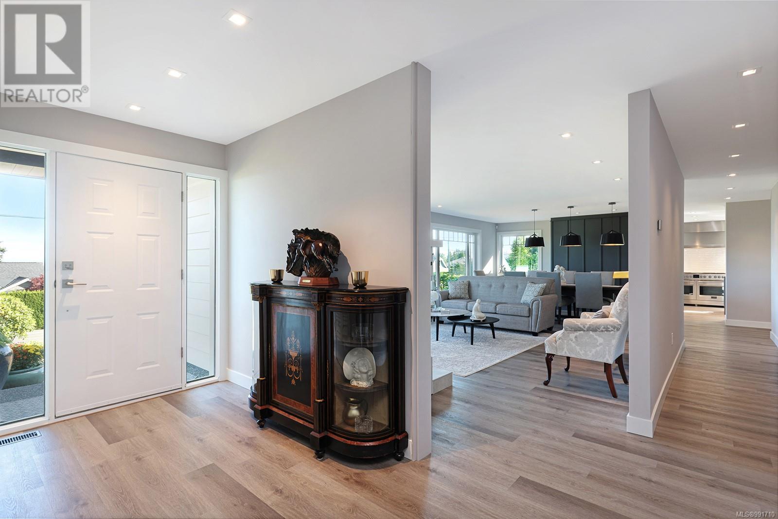 Photo 3 of 274 Crescent Rd W, Qualicum Beach BC