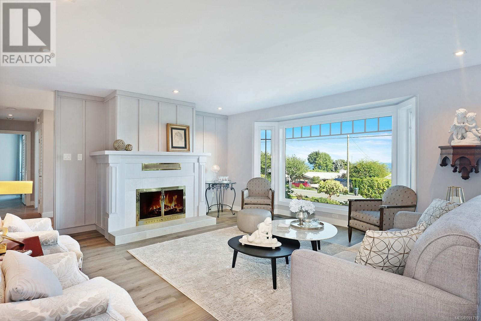 Photo 1 of 274 Crescent Rd W, Qualicum Beach BC