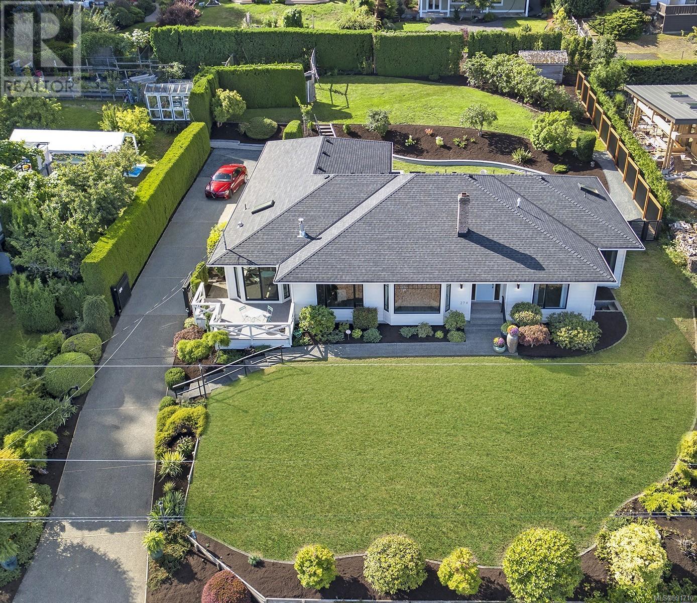 Photo 33 of 274 Crescent Rd W, Qualicum Beach BC
