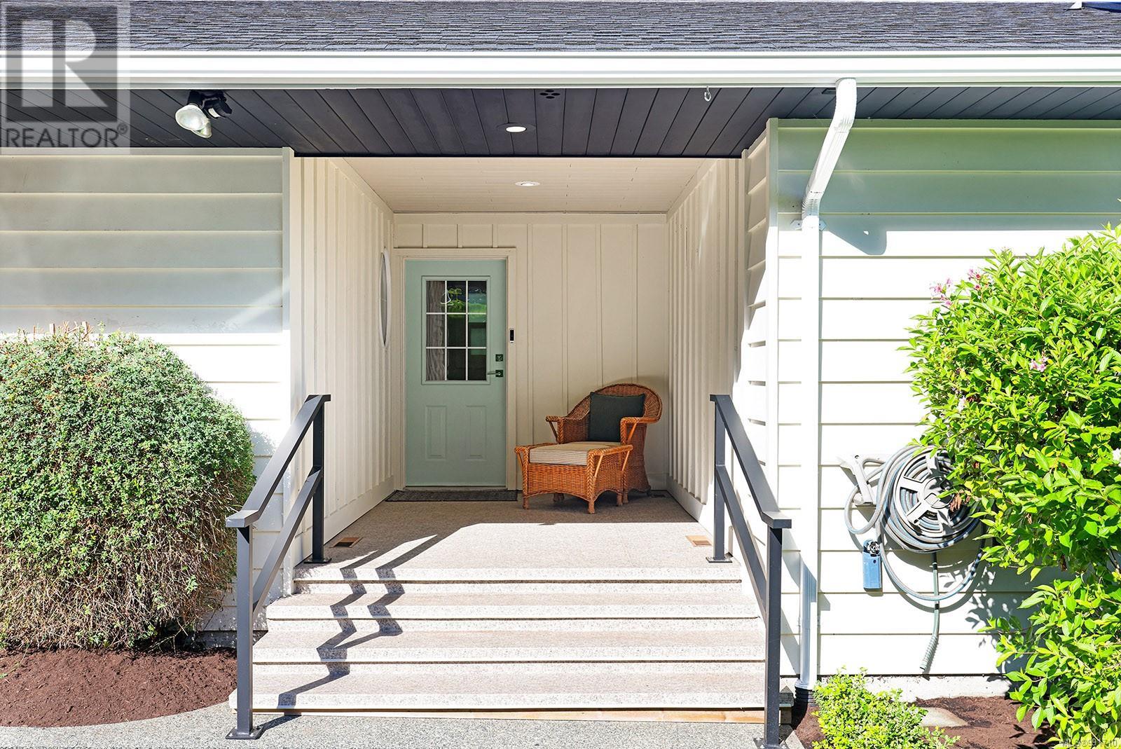 Photo 2 of 274 Crescent Rd W, Qualicum Beach BC