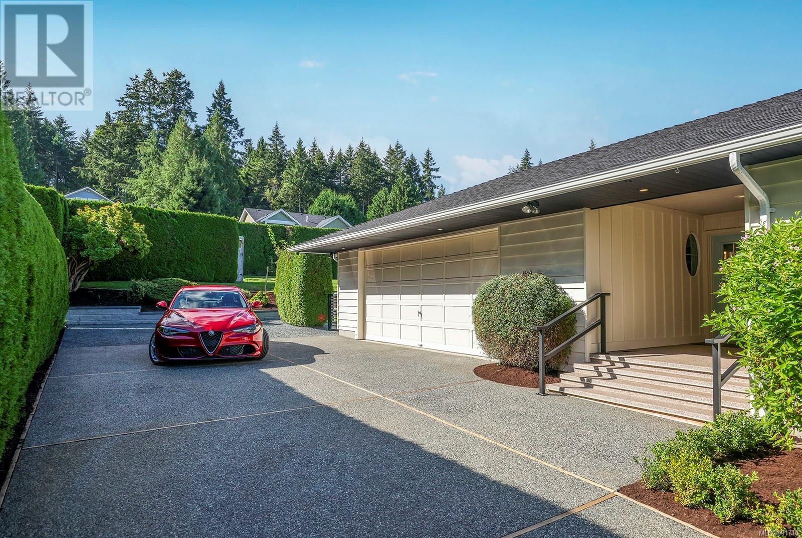 Photo 23 of 274 Crescent Rd W, Qualicum Beach BC