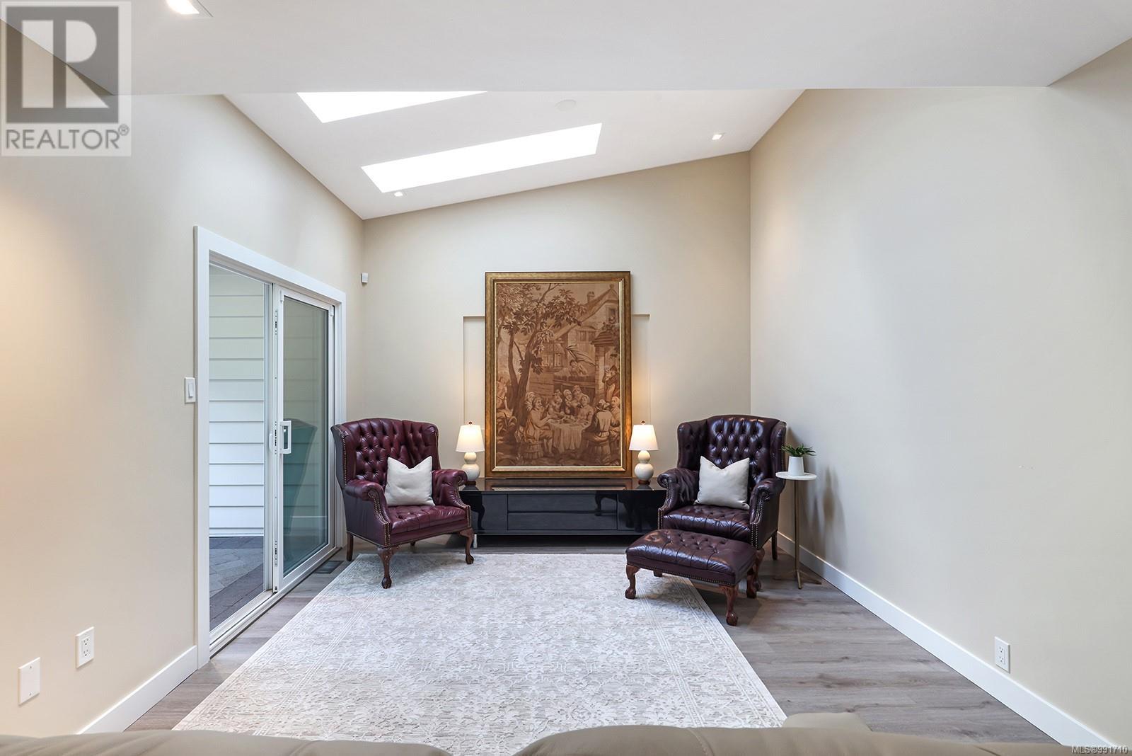 Photo 9 of 274 Crescent Rd W, Qualicum Beach BC