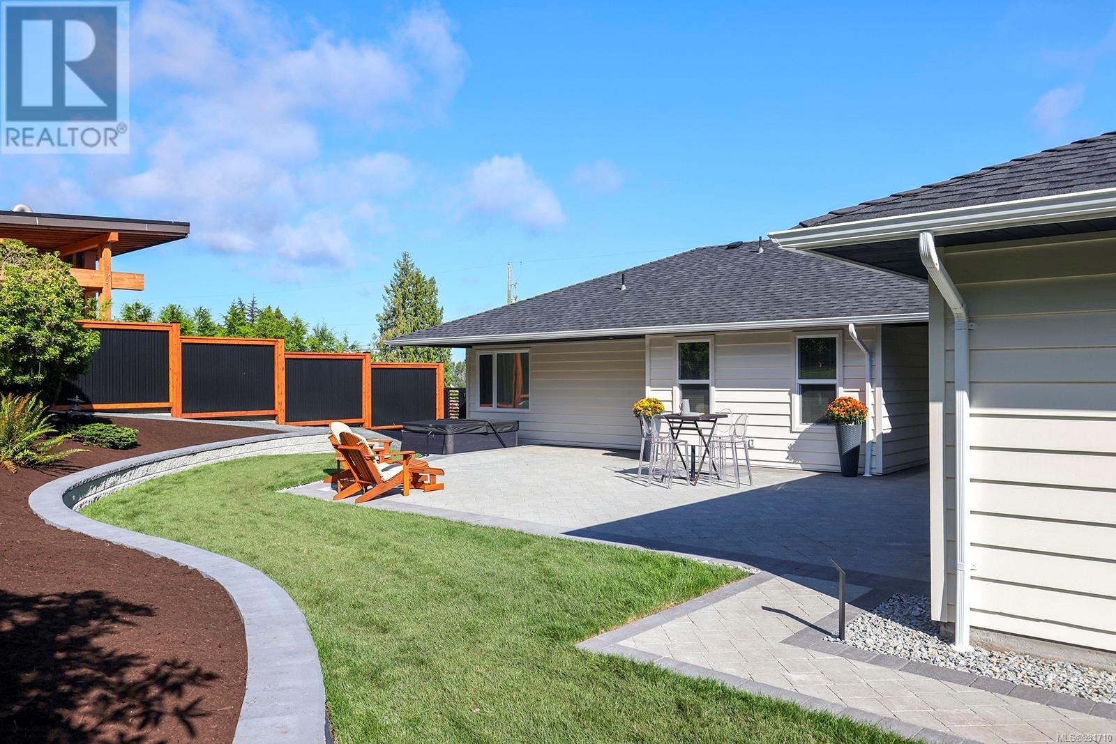 Photo 10 of 274 Crescent Rd W, Qualicum Beach BC