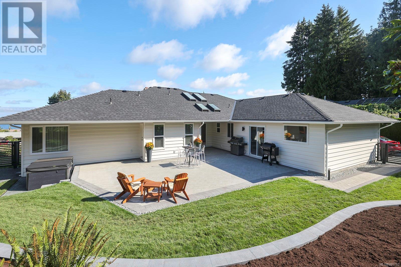 Photo 72 of 274 Crescent Rd W, Qualicum Beach BC