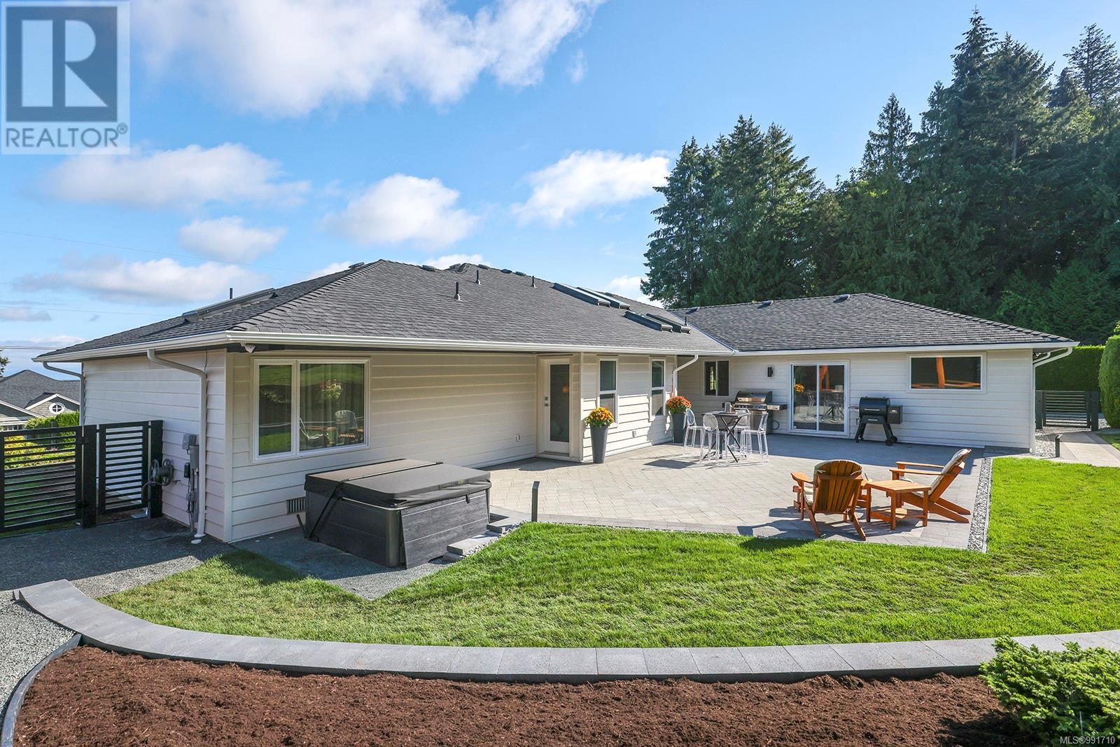Photo 50 of 274 Crescent Rd W, Qualicum Beach BC