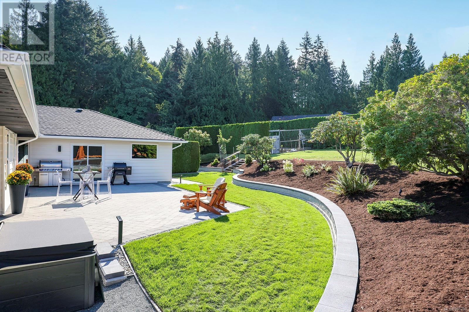 Photo 7 of 274 Crescent Rd W, Qualicum Beach BC
