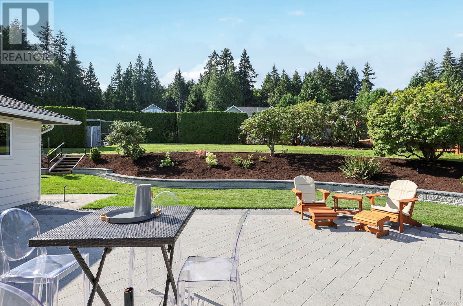 Photo 37 of 274 Crescent Rd W, Qualicum Beach BC