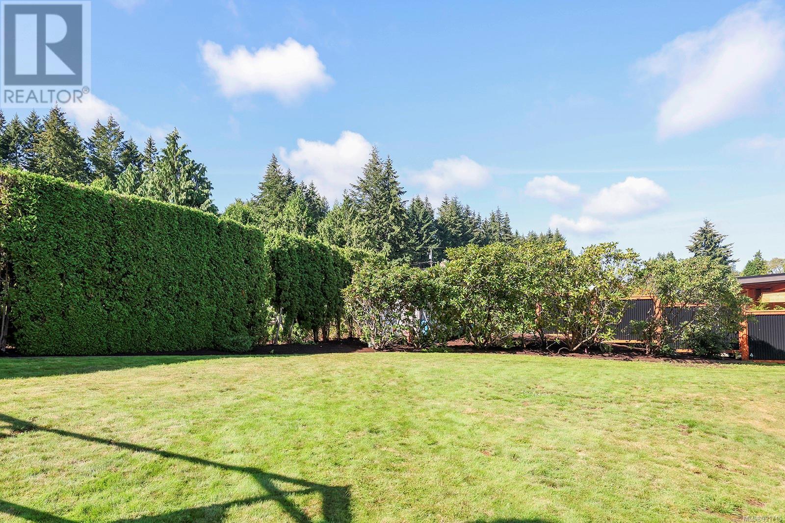 Photo 17 of 274 Crescent Rd W, Qualicum Beach BC