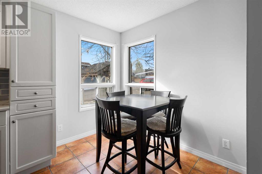 Single Family House for Sale in  Signal Hill Green SW Signal Hill Calgary 