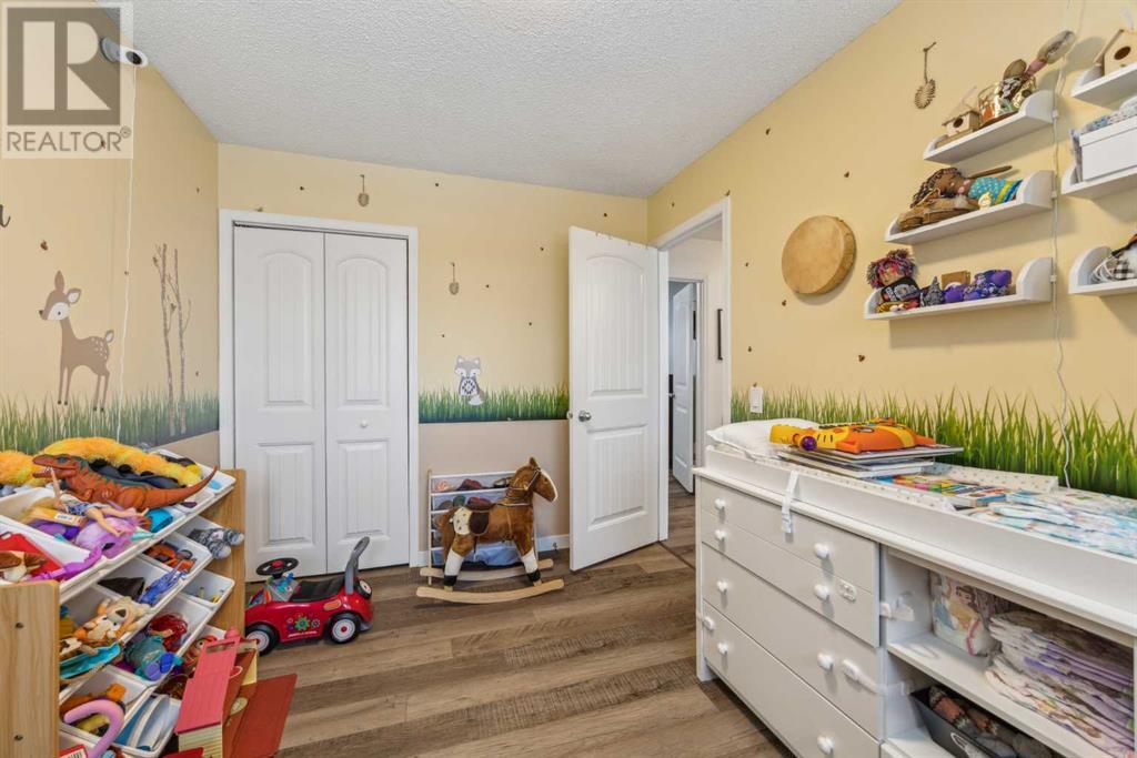 Single Family House Bi-level for Sale in   Avenue SE Penbrooke Meadows Calgary 