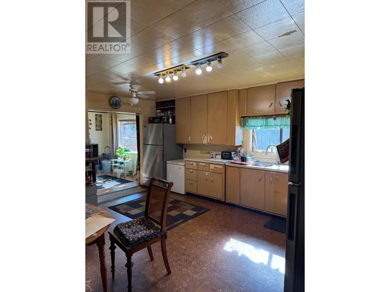 Photo 4 of 1005 Railway Boulevard, Creston BC