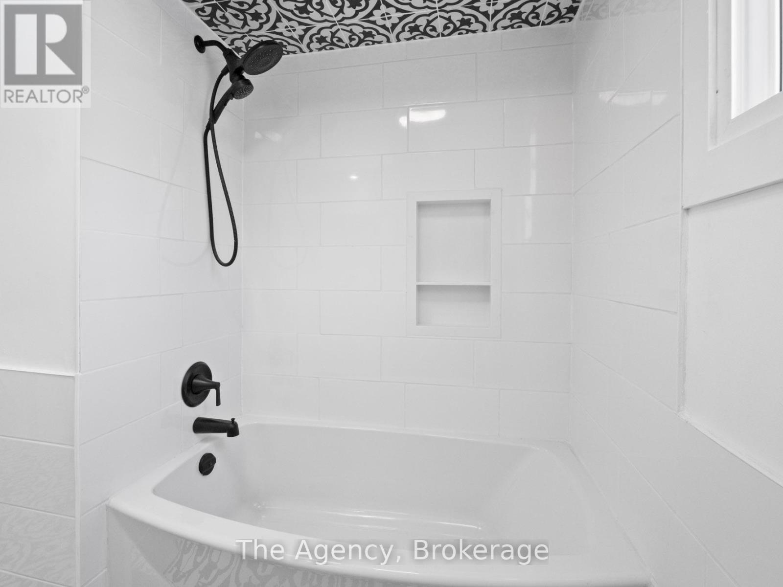 Photo 2 of 24 Keefer Road, Thorold ON