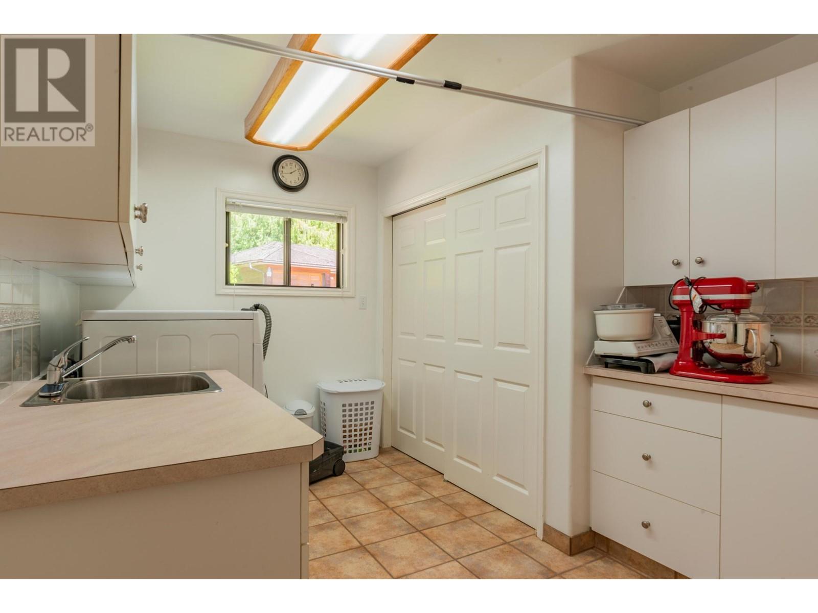 3918 MACGREGOR WEST Road, Nelson