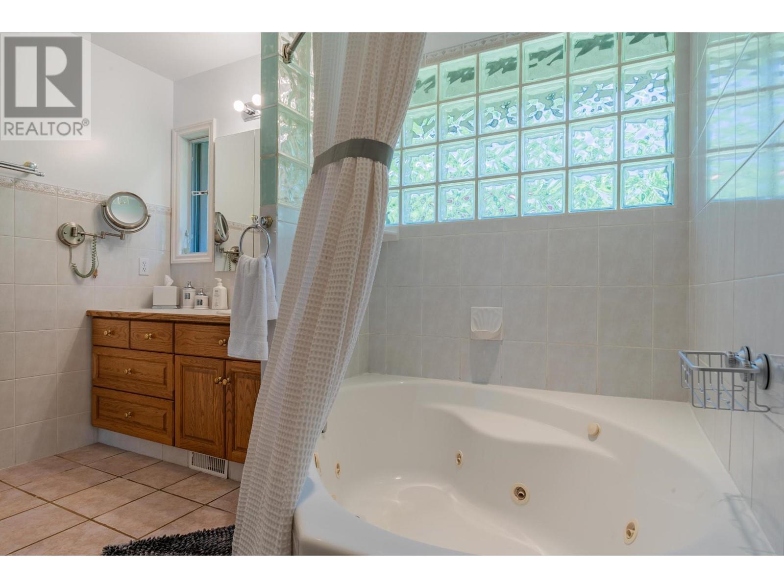 3918 MACGREGOR WEST Road, Nelson
