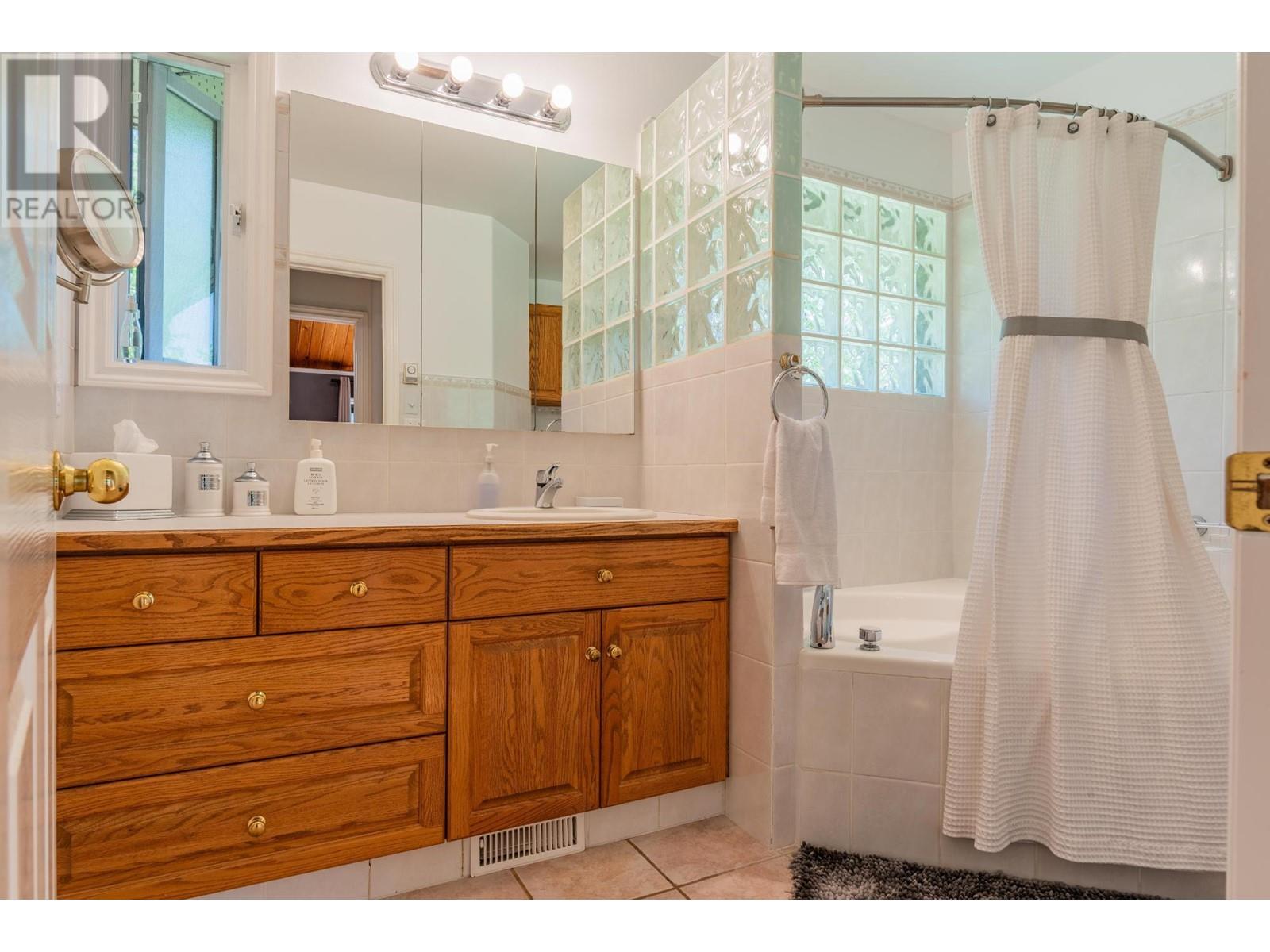 3918 MACGREGOR WEST Road, Nelson