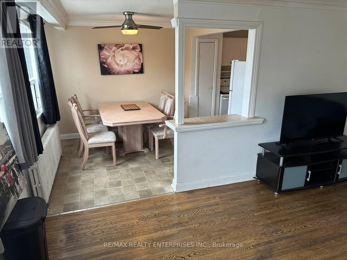 Photo 13 of 297 Lakeshore Road E, Mississauga ON