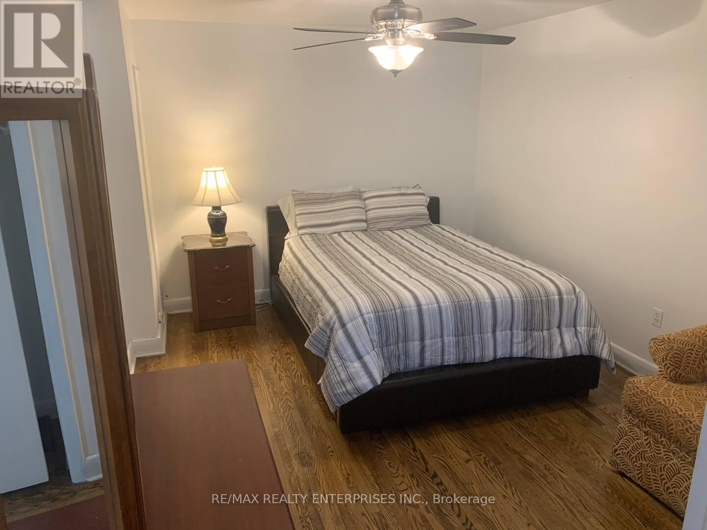 Photo 14 of 297 Lakeshore Road E, Mississauga ON