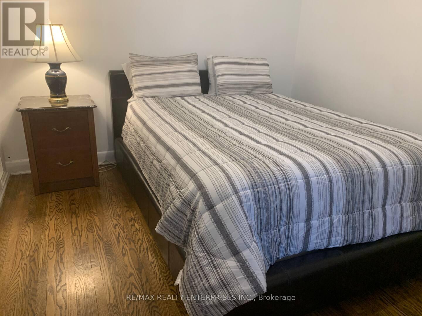 Photo 25 of 297 Lakeshore Road E, Mississauga ON