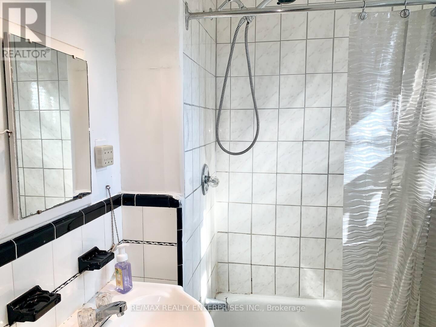 Photo 12 of 297 Lakeshore Road E, Mississauga ON