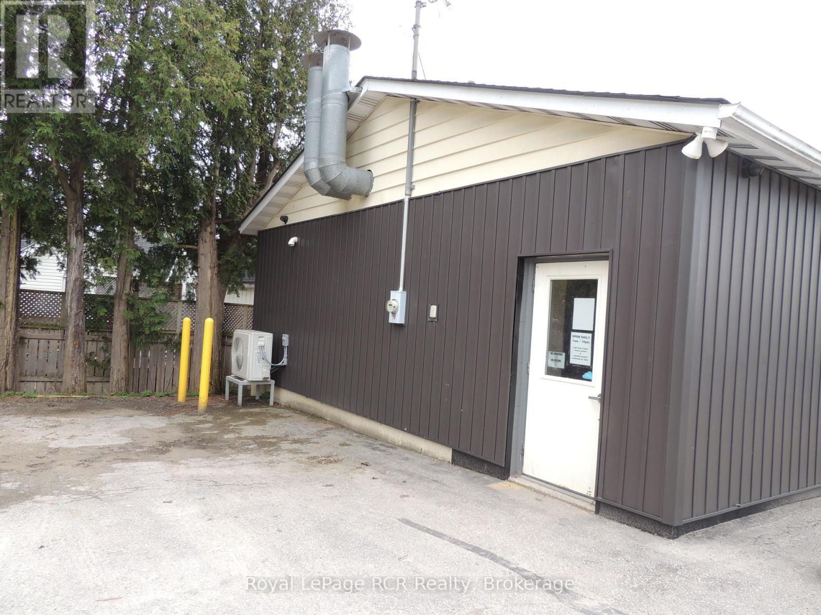 Photo 12 of 203 Garafraxa Street S, West Grey ON