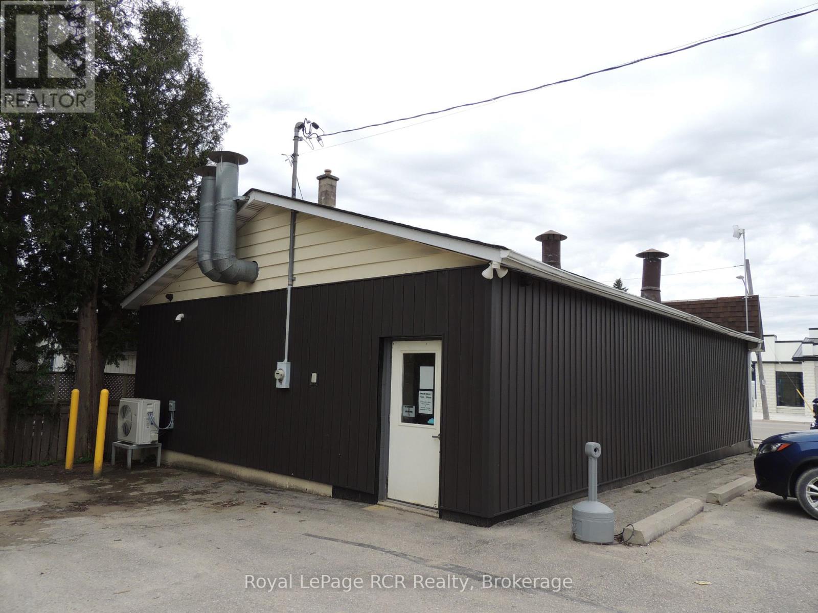 Photo 13 of 203 Garafraxa Street S, West Grey ON