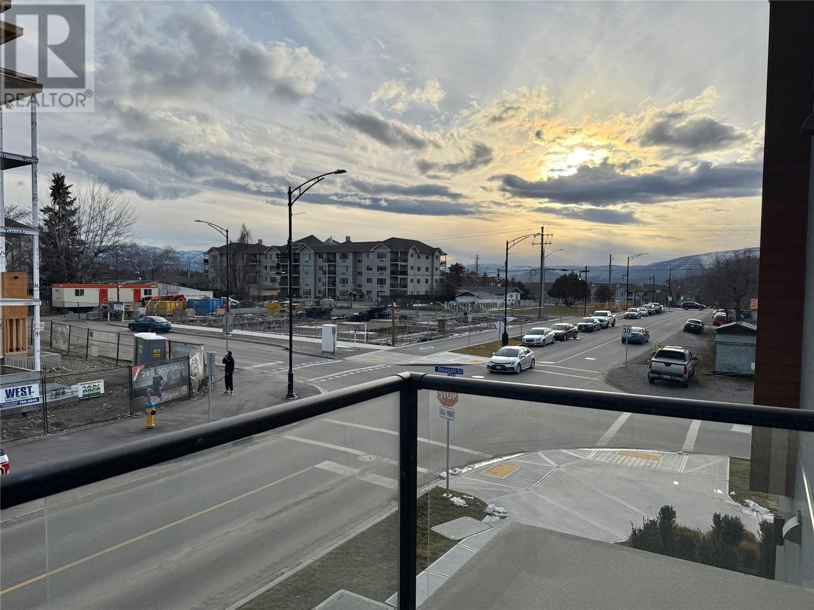 225 345 Dougall Road North, Kelowna