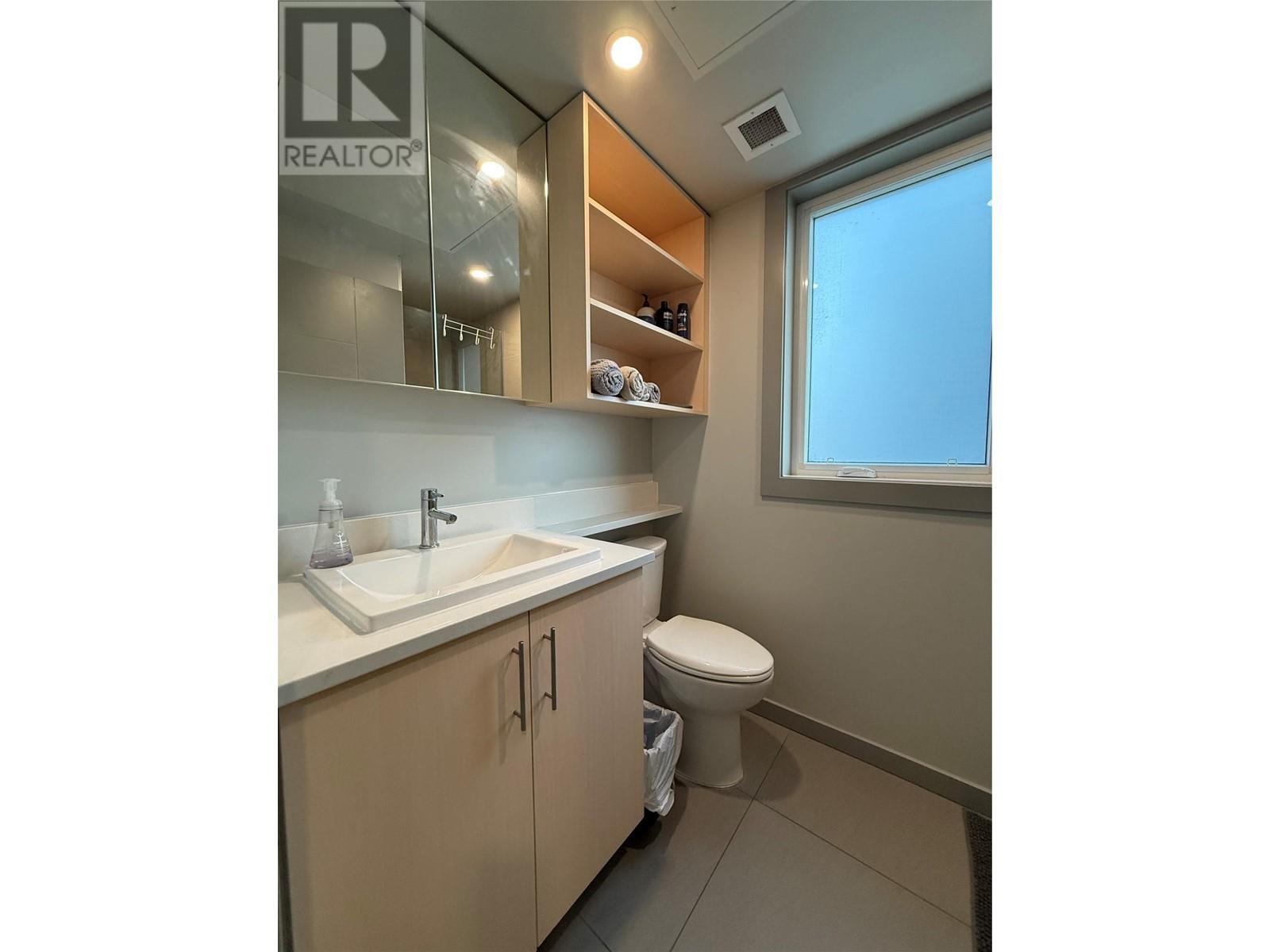 225 345 Dougall Road North, Kelowna