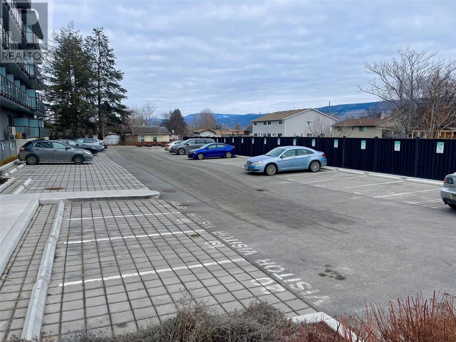 225 345 Dougall Road North, Kelowna