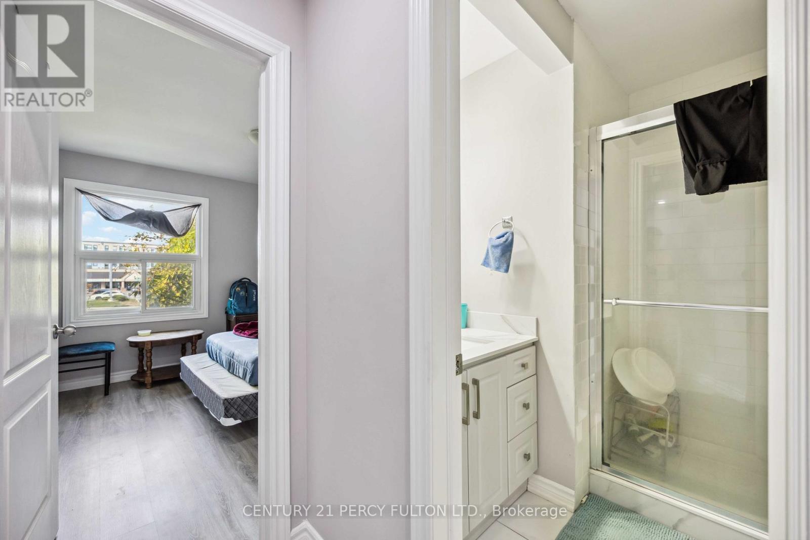 Photo 17 of 47 Woolenscote Circle, Toronto ON