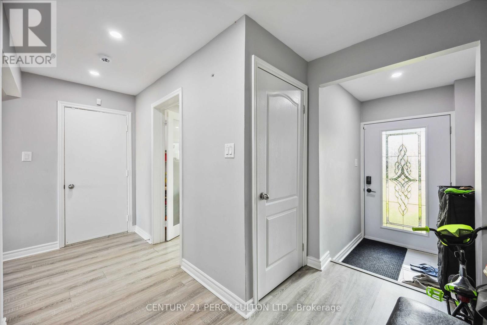 Photo 24 of 47 Woolenscote Circle, Toronto ON
