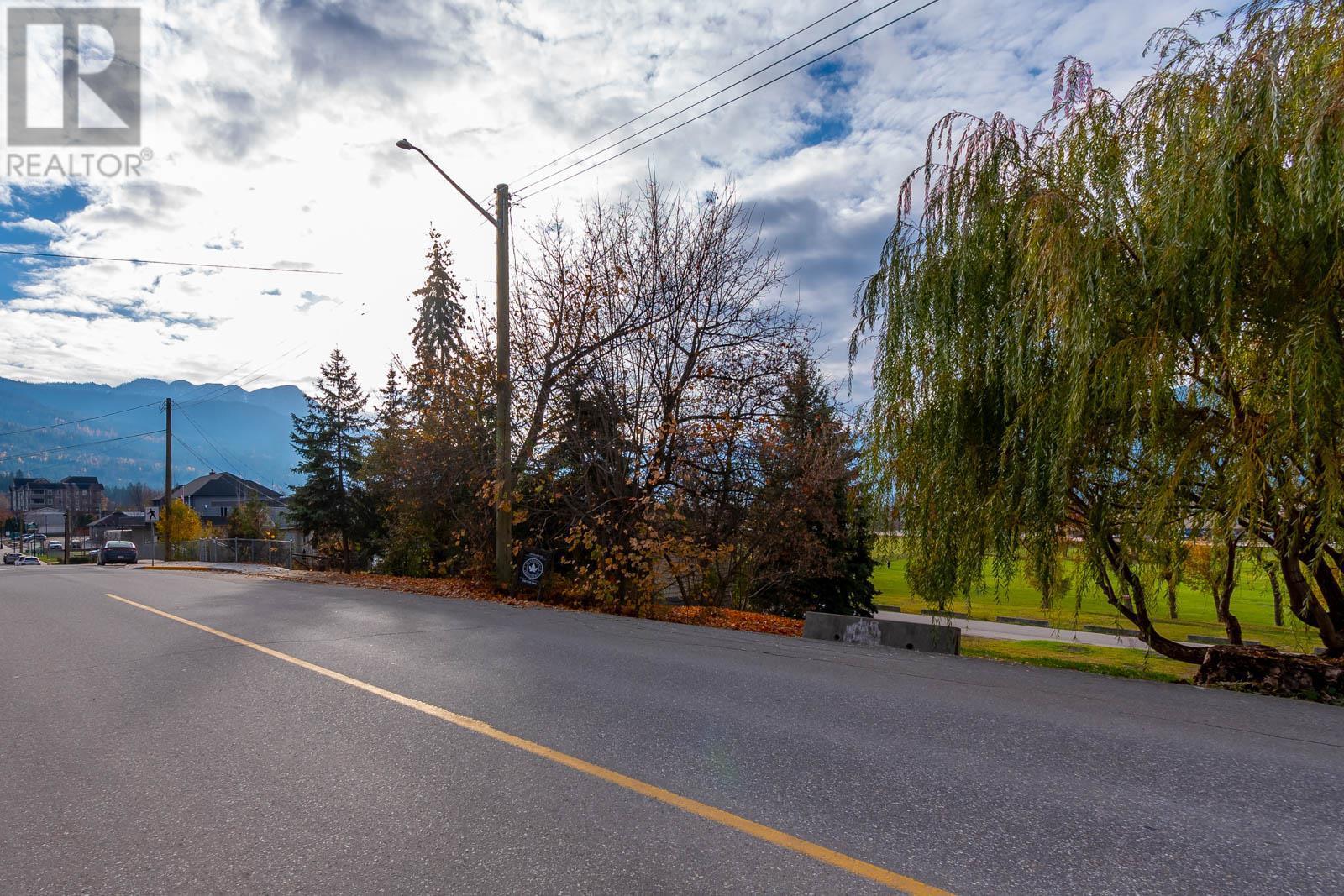 Photo 9 of 161 Shuswap Street Sw, Salmon Arm BC