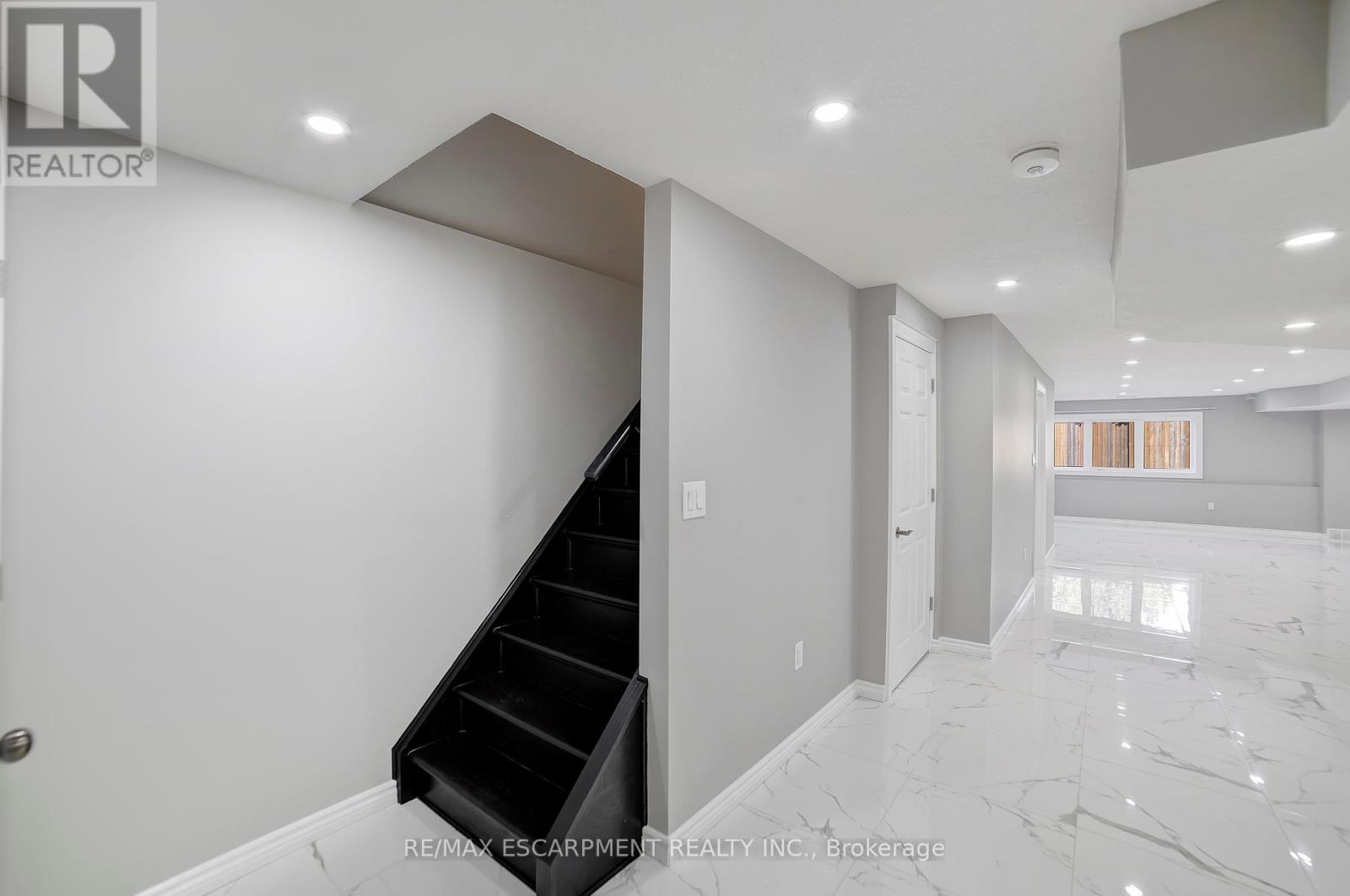 Photo 22 of 111 Vineberg Drive, Hamilton ON
