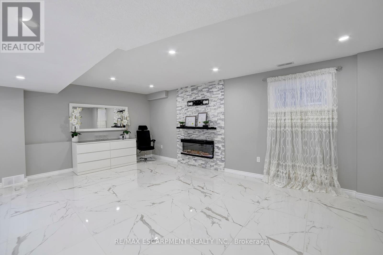 Photo 23 of 111 Vineberg Drive, Hamilton ON