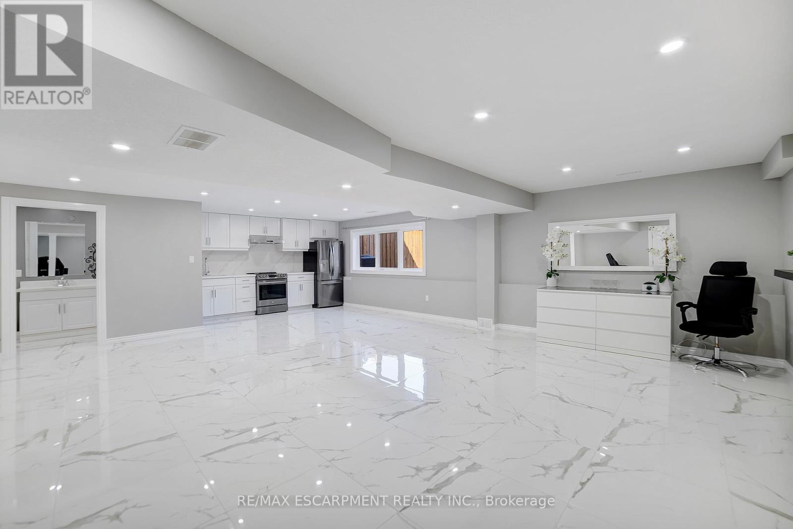 Photo 24 of 111 Vineberg Drive, Hamilton ON