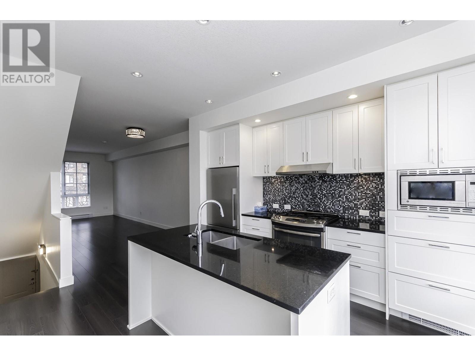 111 548 FOSTER AVENUE, Coquitlam