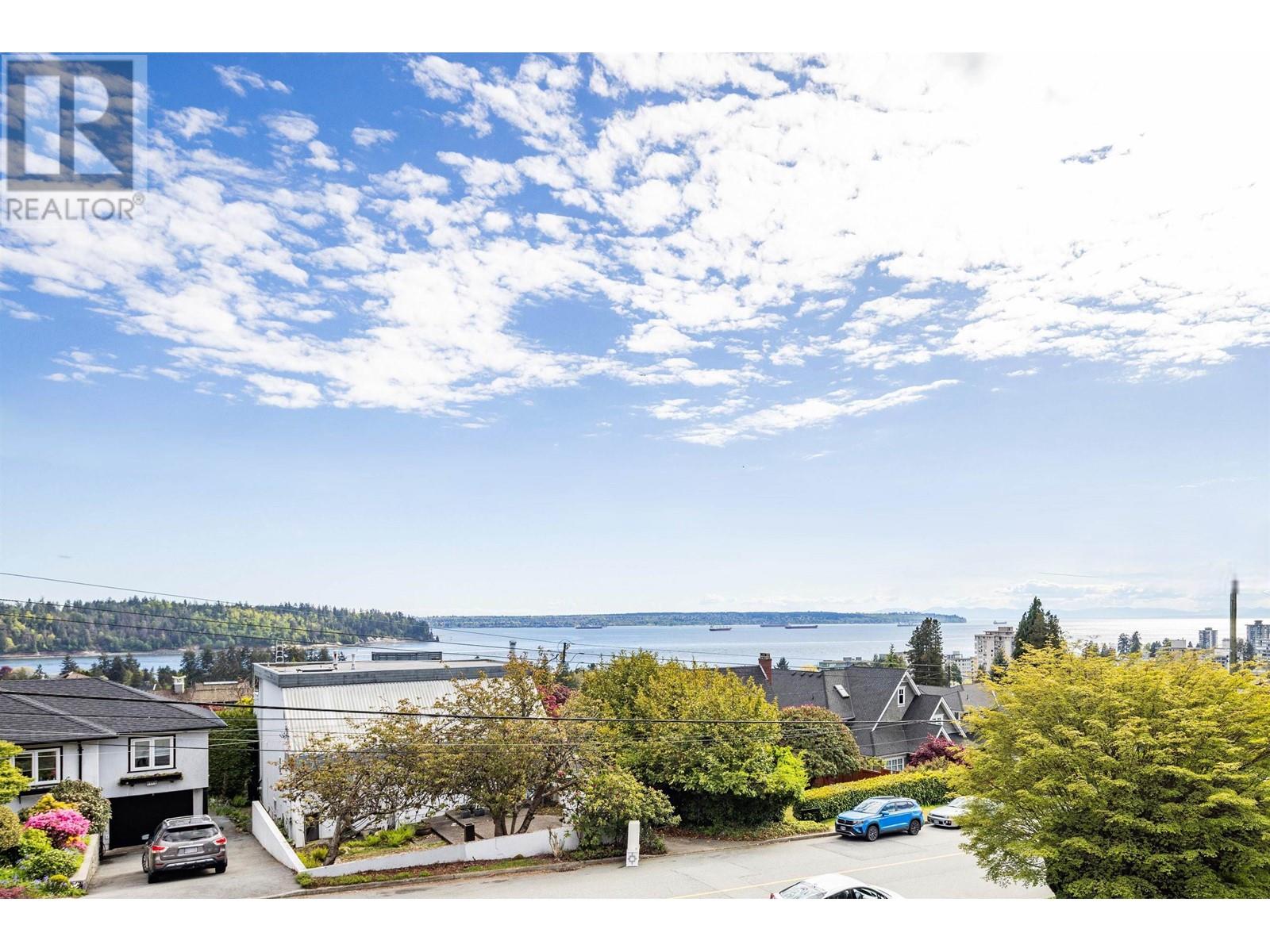 1115 FULTON AVENUE, West Vancouver