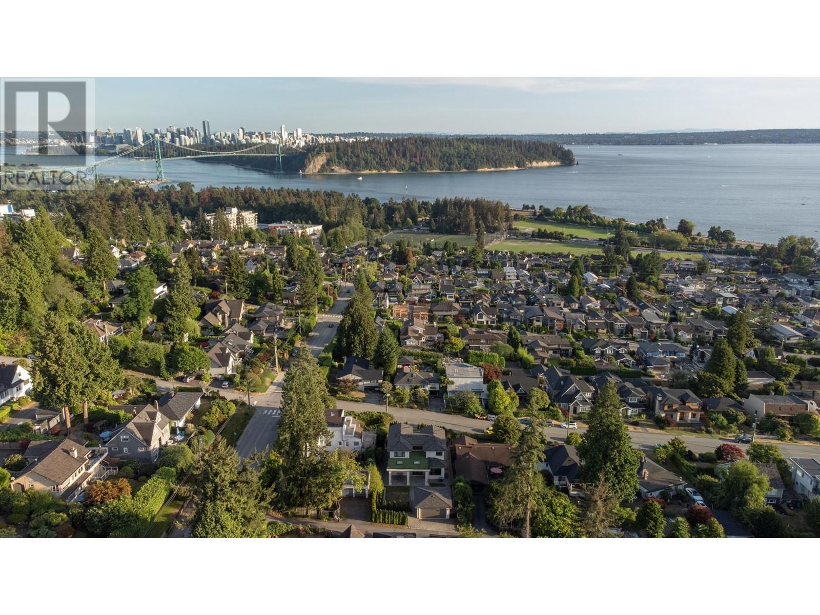 1115 FULTON AVENUE, West Vancouver