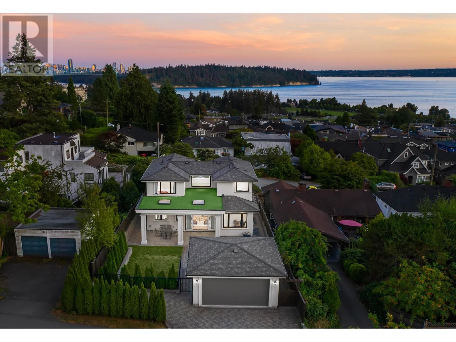 1115 FULTON AVENUE, West Vancouver