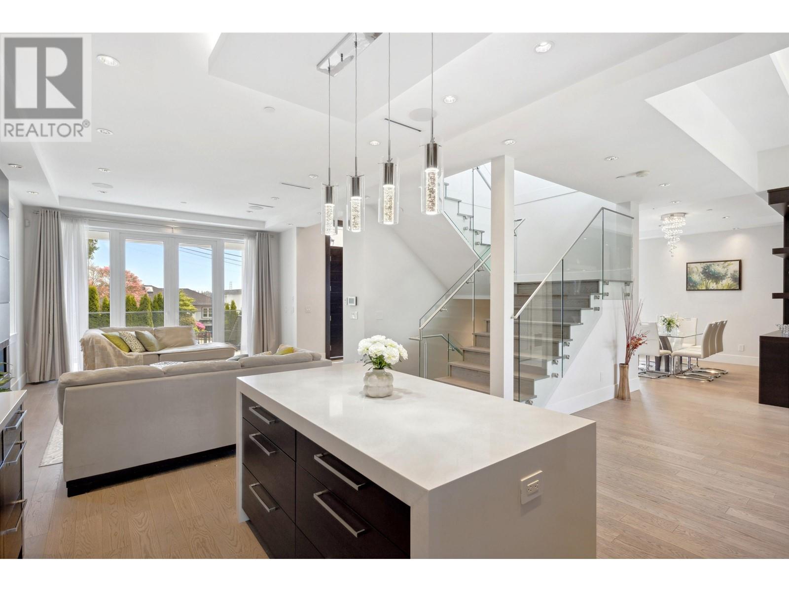 1115 FULTON AVENUE, West Vancouver