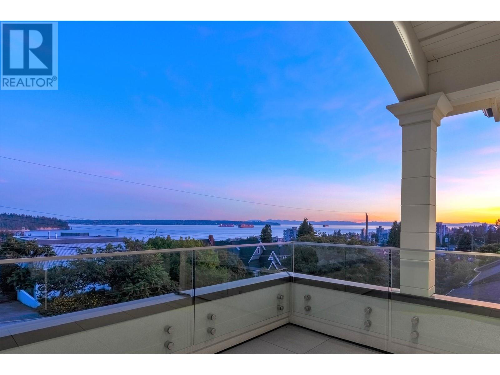 1115 FULTON AVENUE, West Vancouver