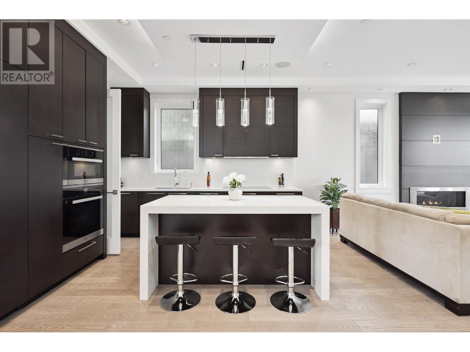 1115 FULTON AVENUE, West Vancouver