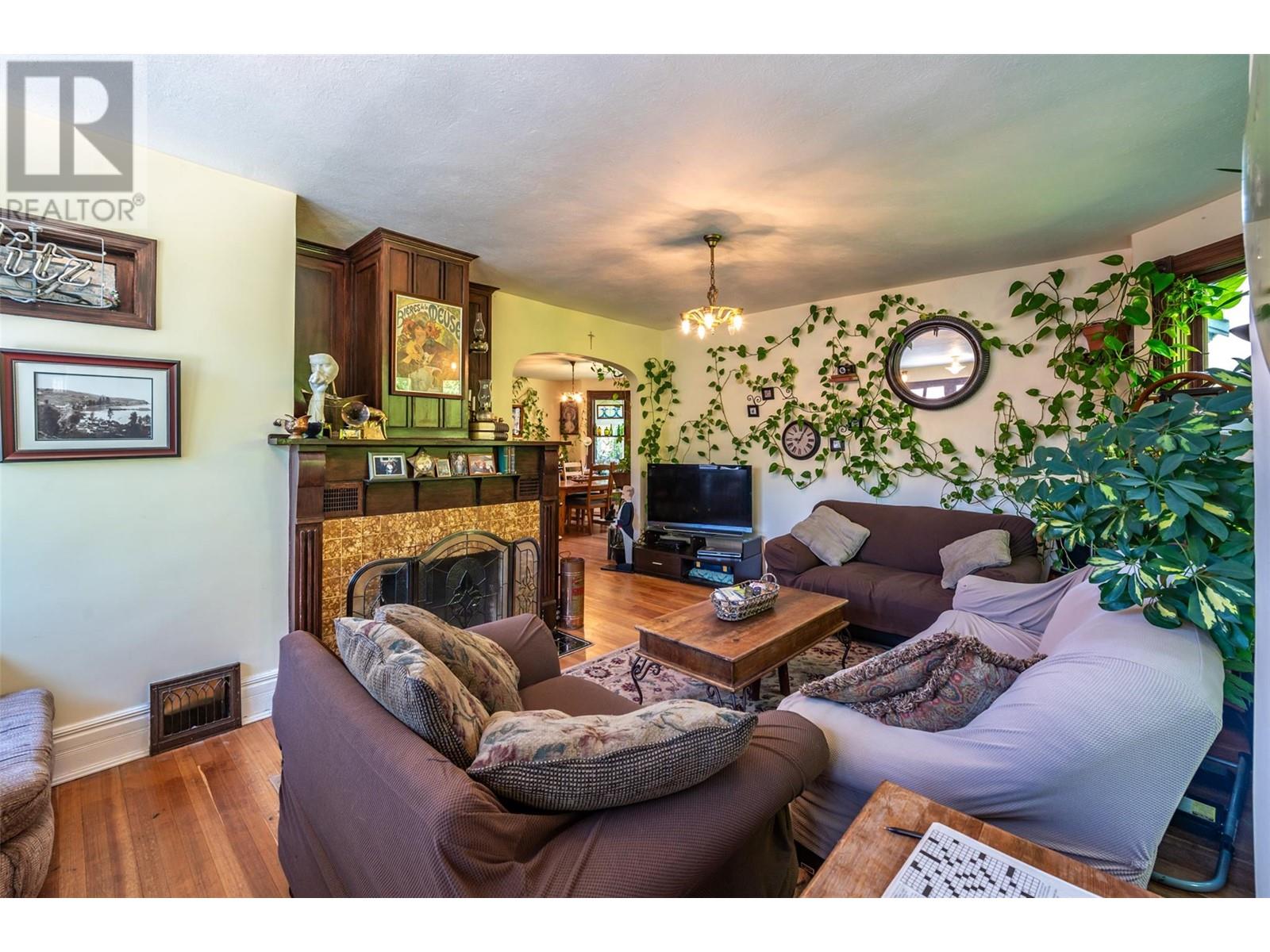  12609 Lakeshore Drive South, Summerland