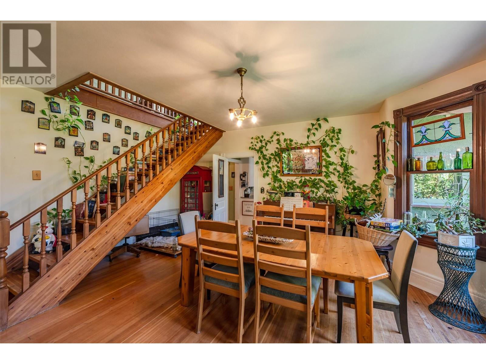  12609 Lakeshore Drive South, Summerland