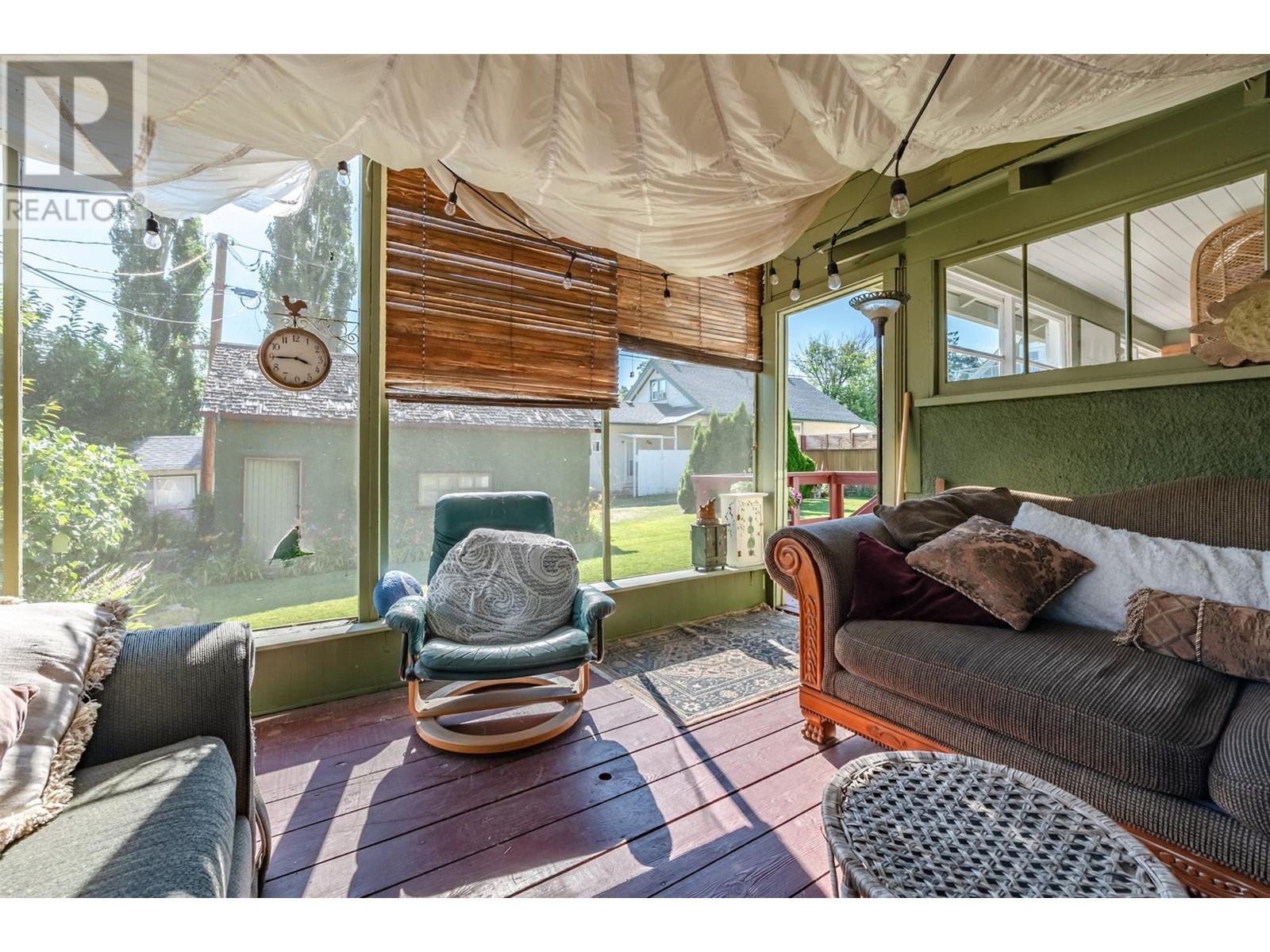  12609 Lakeshore Drive South, Summerland