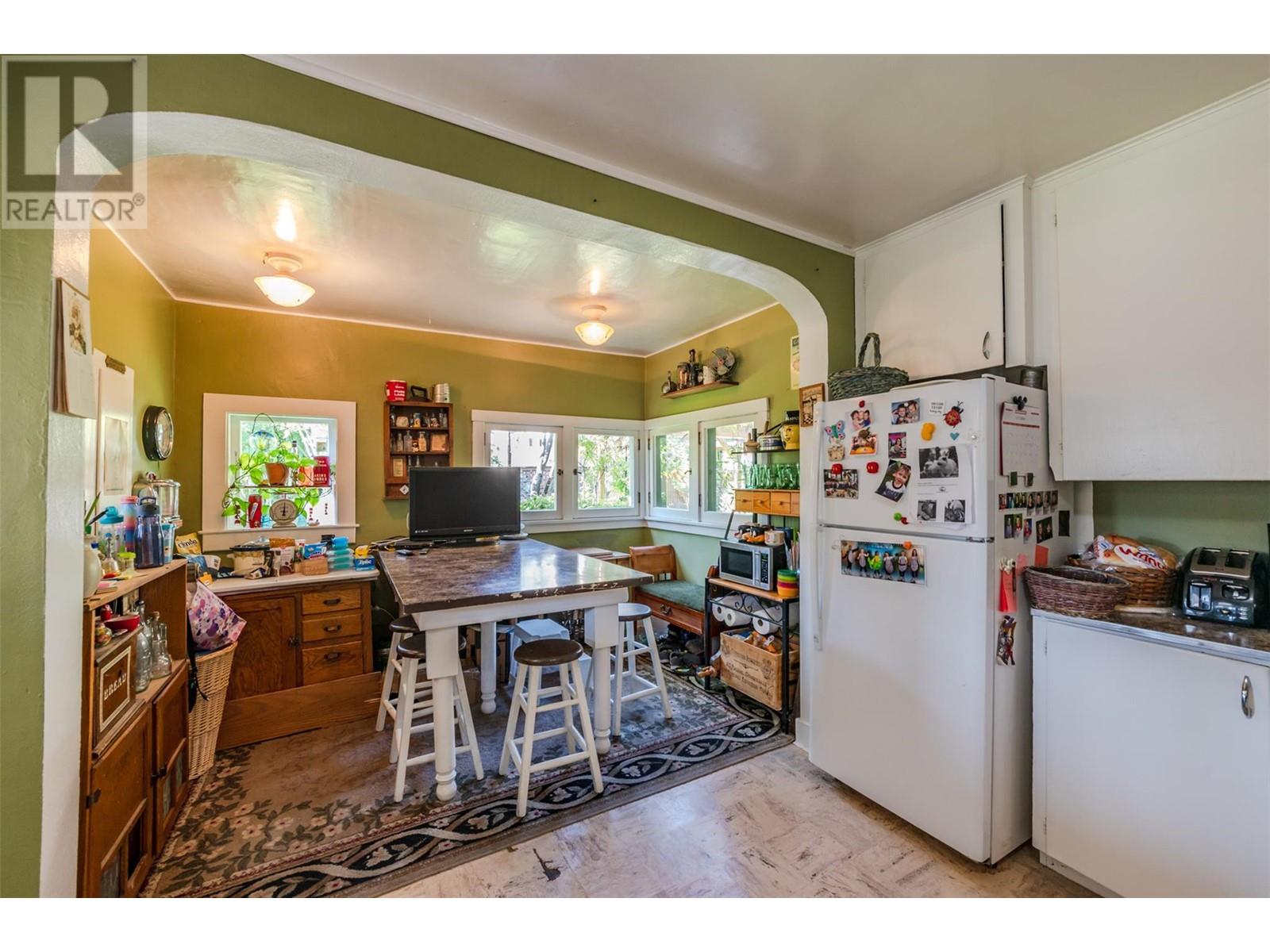 12609 Lakeshore Drive South, Summerland