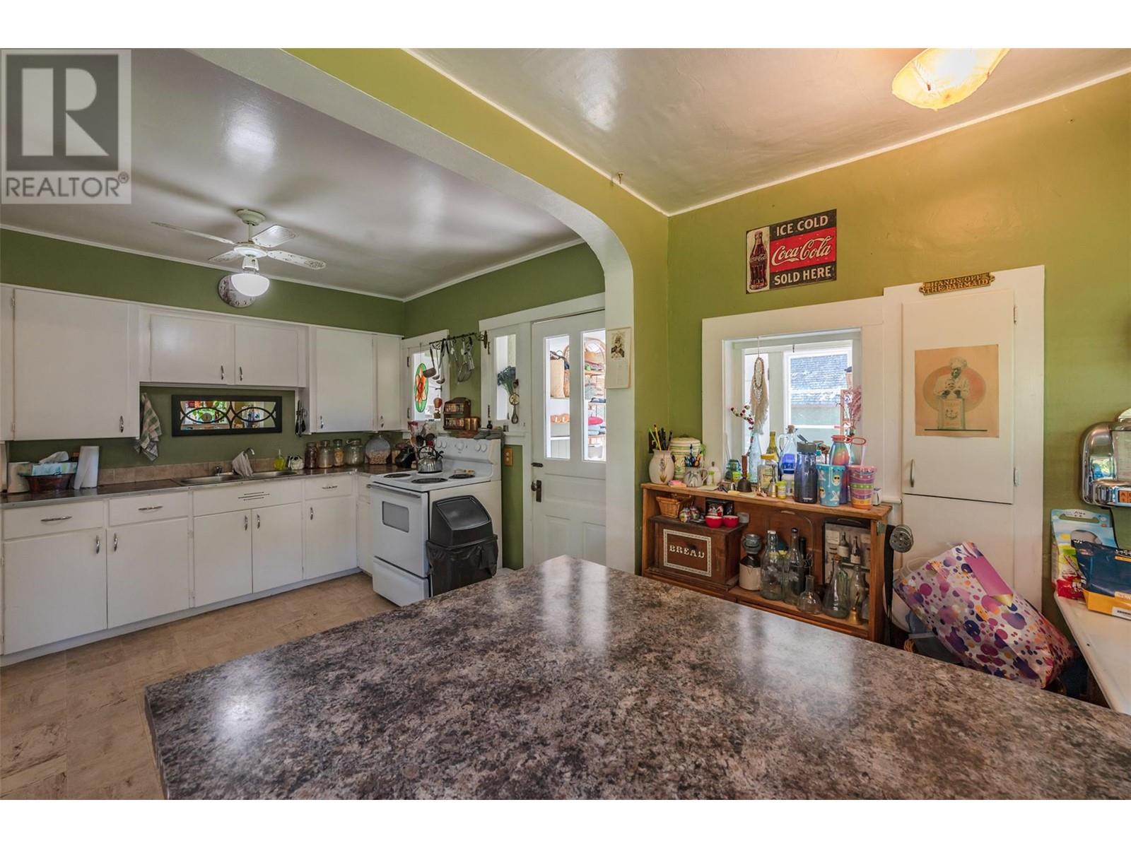  12609 Lakeshore Drive South, Summerland